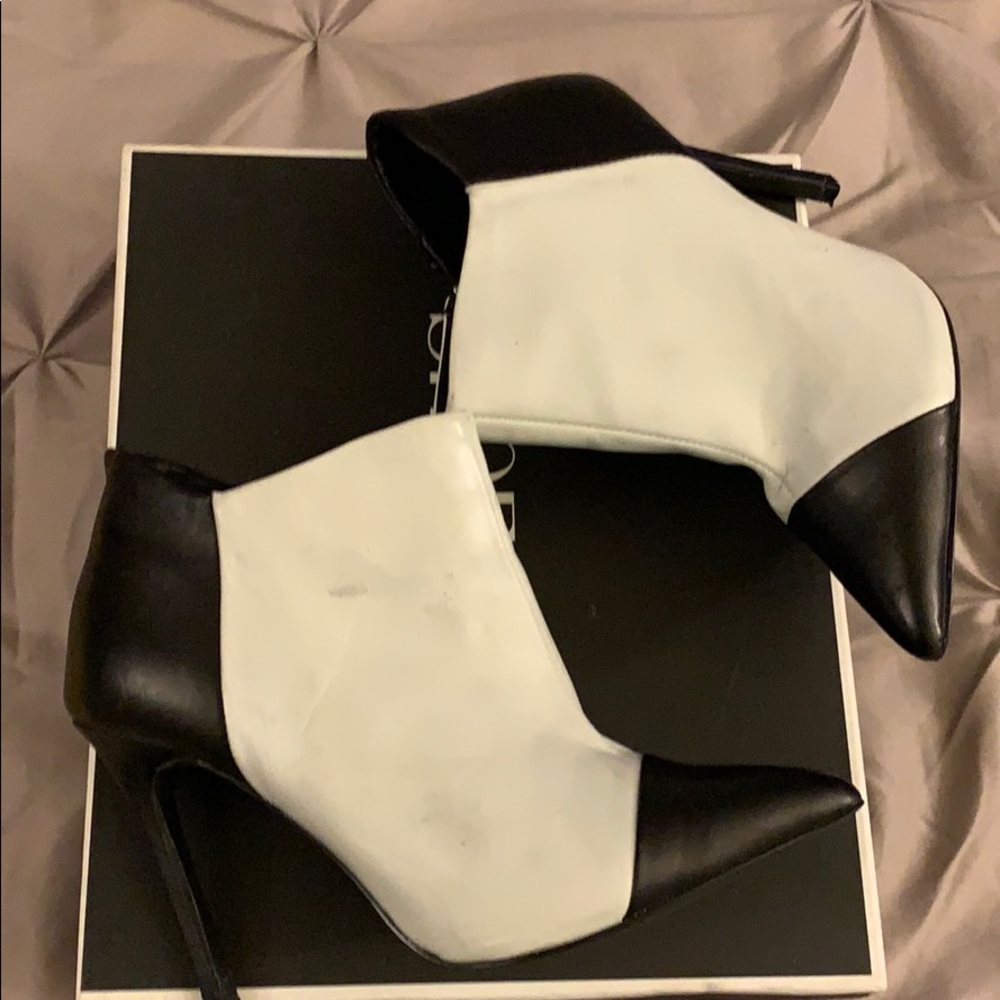 Shoe mint leather bootie